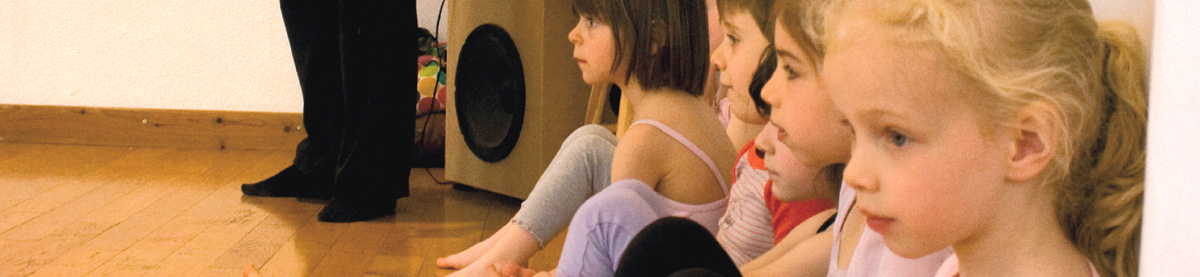 enfants-qui-s'amusent-au-cours-danse